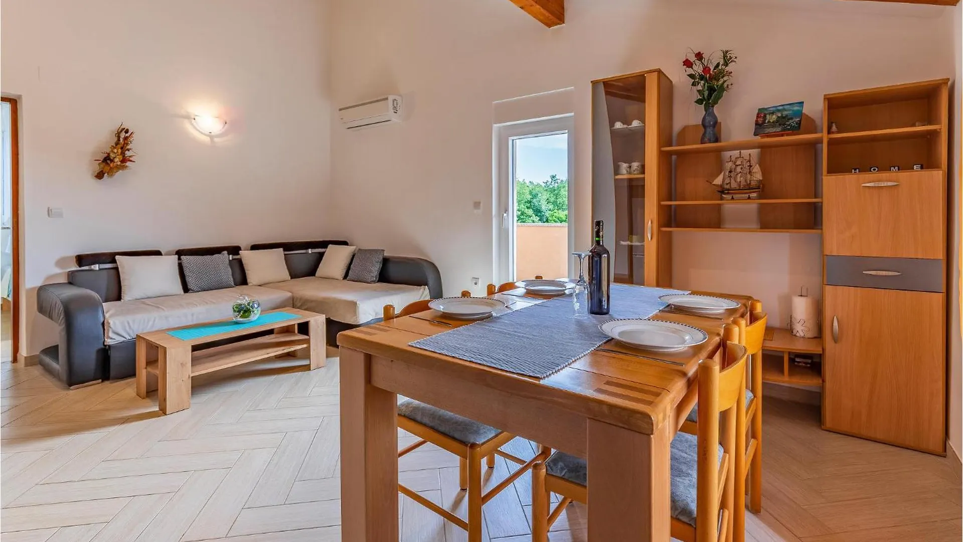 4 Bedroom Cozy Home In Marčana 0*,