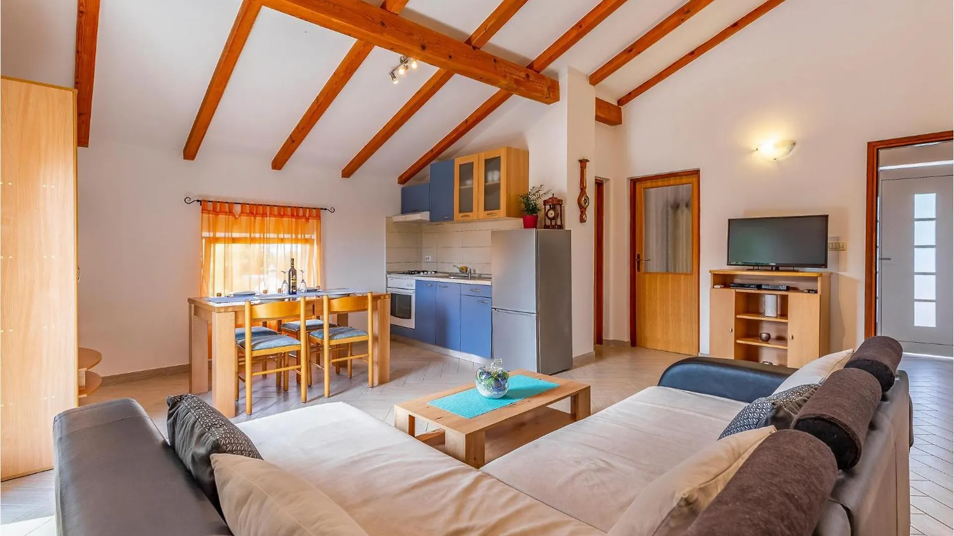 4 Bedroom Cozy Home In Marcana