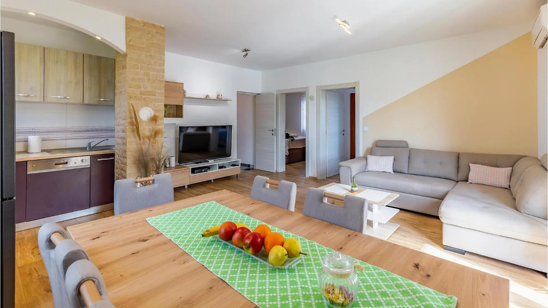 4 Bedroom Cozy Home In Marčana 0*,  Croacia