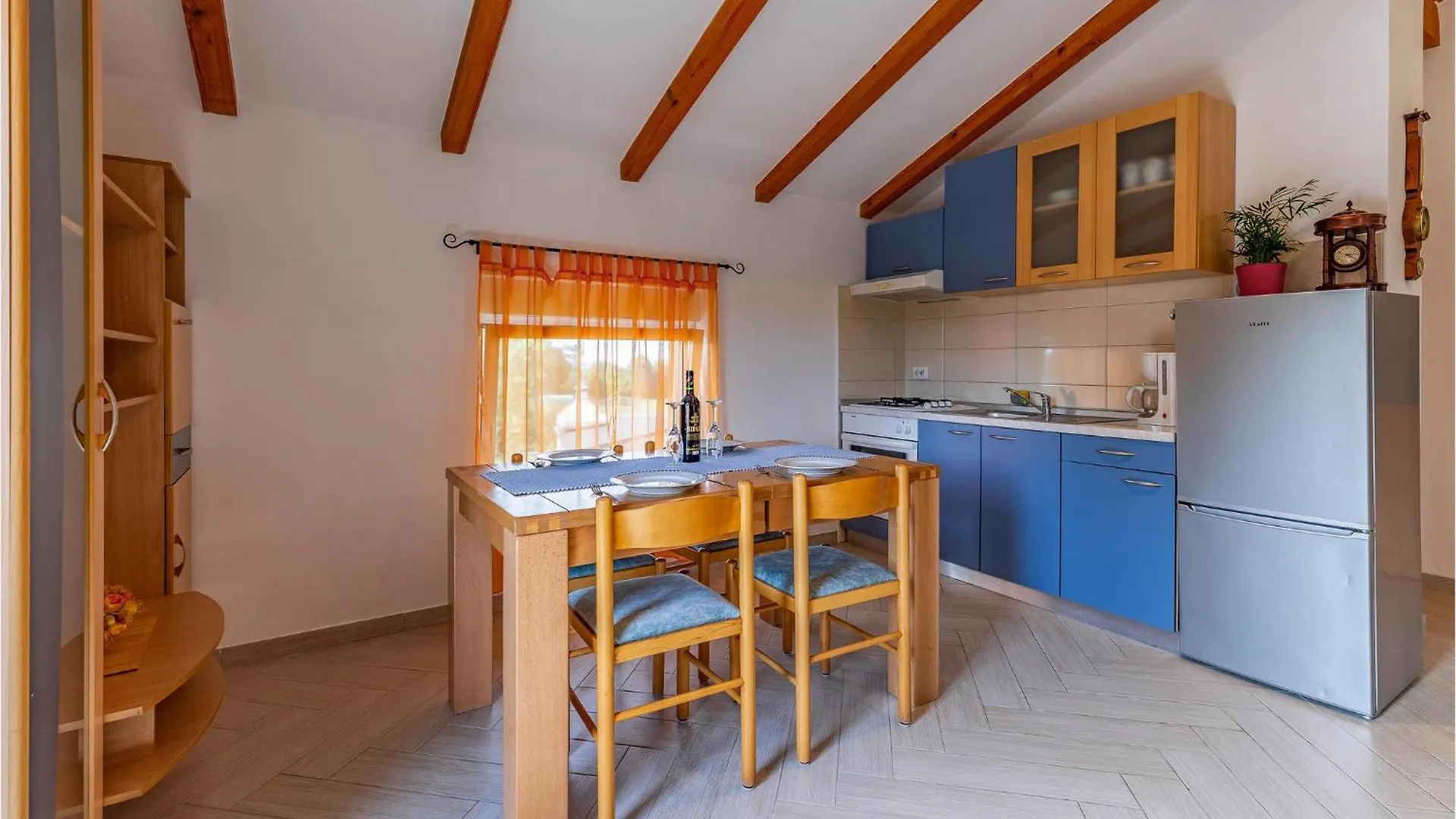 4 Bedroom Cozy Home In Marcana